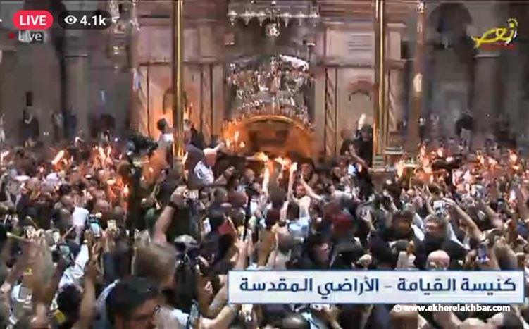 النور المقدّس يفيض من قبر السيد المسيح في كنيسة القيامة في القدس