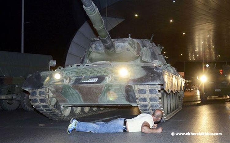 بالفيديو: مرّت دبابتان فوقه ولم يمت.. تركي واجه الانقلابيين!