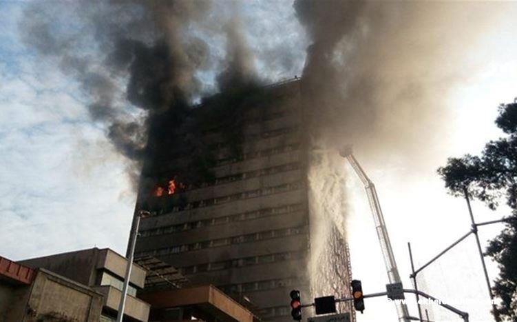 انهيار مبنى من 15 طابقاً في طهران بعد حريق وسط العاصمة