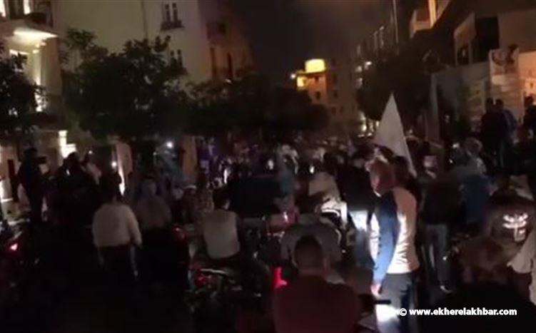 مناصرو الرئيس الحريري يطلقون المفرقعات امام &quot;بيت الوسط&quot; في بيروت