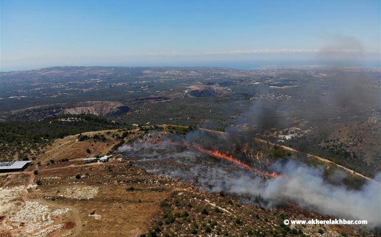 حريق كبير في وادي راسكيفا في قضاء زغرتا يشكل خطرا على المنازل