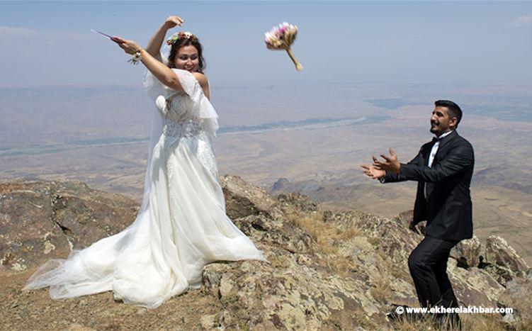 عروسان يعقدان قرانهما على قمة جبلية بارتفاع 2550 مترا