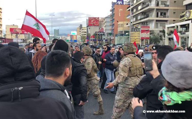 الجيش يوقف ٦ محتجين على خلفية قطع أوتوستراد جل_الديب