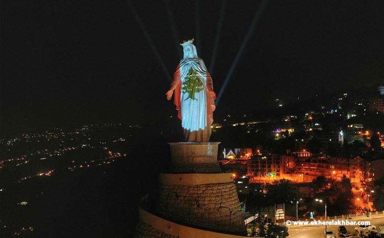 لحظة إضاءة علم لبنان على شخص العذراء سيدة لبنان في حريصا