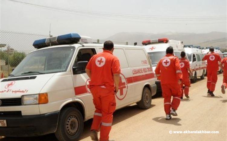 الصليب الأحمر ينقل مصابين بكورونا من إحدى الشركات إلى مراكز حجر