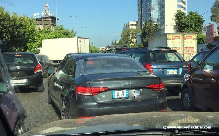 الطريق مقطوعة امام اطفائية بيروت - الكرنتينا لتخفيف من زحمة السير سلوك الاشرفية - التباريس - وسط بيروت