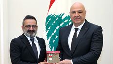 منح الفنان جورج...