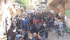 مصافحة وعناق بين...