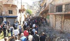 مصافحة وعناق بين...