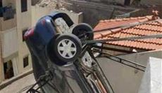 سيارة تسقط على احدى...