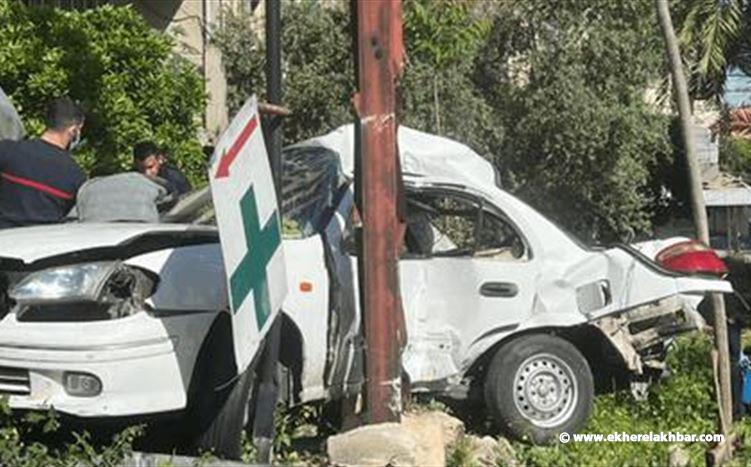قتيلان وجريح جراء اصطدام سيارة بعمود للكهرباء على اوتوستراد جونية