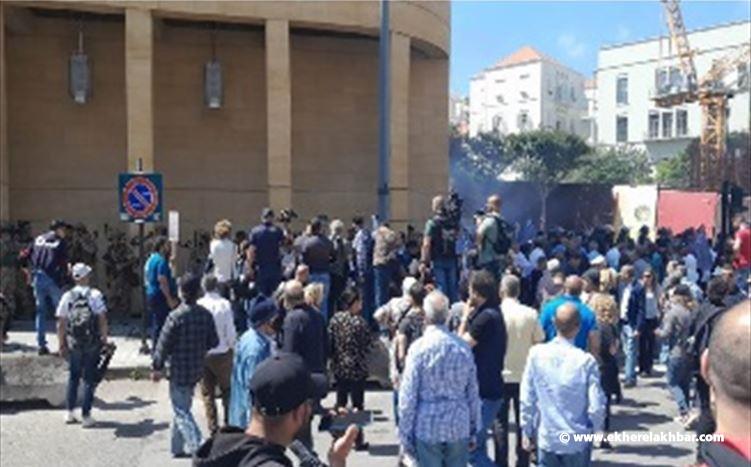 مودعون حطموا الصراف الالي لمصرف في باب ادريس واخرون قطعوا الطريق امام مجلس النواب