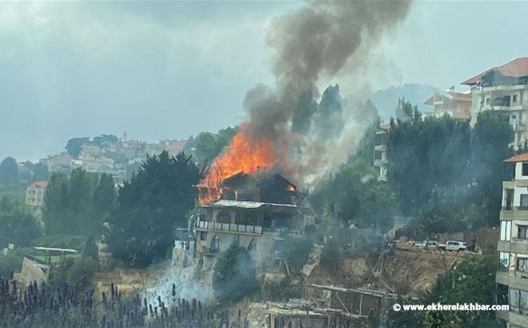 حريق بيوت خشبية سياحية في إهدن