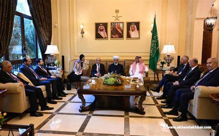 لودريان يلتقي النواب السنّة في دارة البخاري