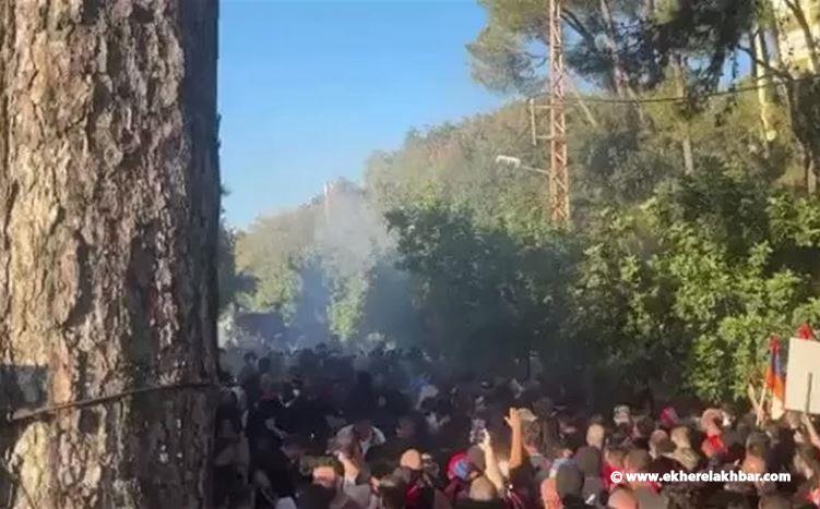 احتجاجات والقاء القنابل المسيلة للدموع في محيط ⁧‫سفارة‬⁩ ⁧‫أذربيجان‬⁩ في ⁧‫لبنان‬⁩