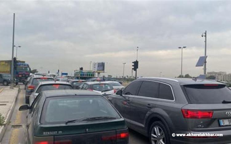 السير متوقف كلّيًا على جسر النقاش وزحمة سير خانقة على أوتوستراد الضبية - نهر الموت بالاتجاهين