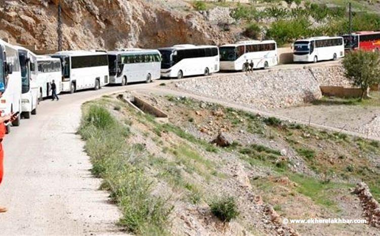 240 نازحًا سوريًا غادروا عرسال إلى القلمون الغربي بإشراف الجيش اللبناني