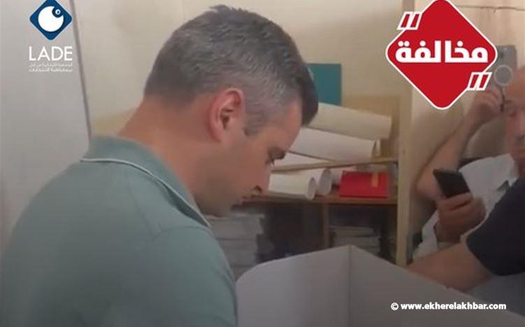 بالصورة..النائب طوني فرنجية يخرق سرية الاقتراع والصمت الانتخابي.