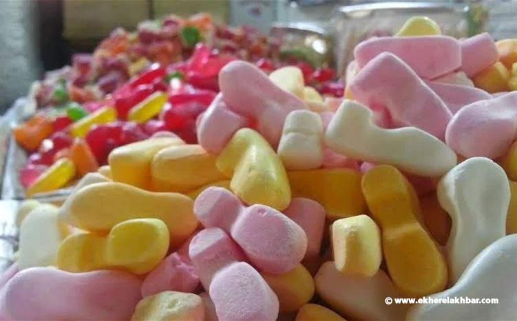 يروّج سكاكر وحلوى تحتوي على حبوب مخدّرة في أحد مقاهي صيدا