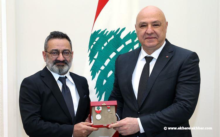 بالصور... الرئيس عون منح الفنان جورج خباز وسام الاستحقاق اللبناني