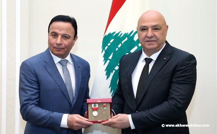 عون منح رجل الأعمال اللبناني شارل حنا وسام الاستحقاق اللبناني