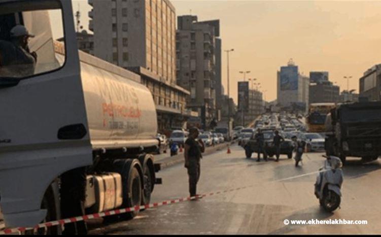 زحمة سير خانقة في منطقة ‎الدورة بسبب تسرّب زيت من شاحنة