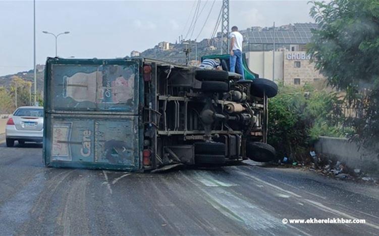 زحمة سير خانقة على المسلك الشرقي لاوتوستراد عمشيت بسبب انقلاب شاحنة