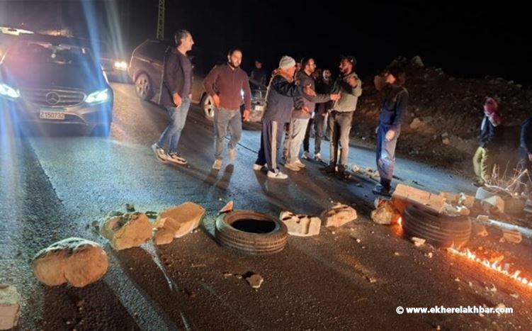 اقفال طريق عرسال من قبل اصحاب الشاحنات المصادرة من قبل الجيش والتي كانت تعمل بالتهريب