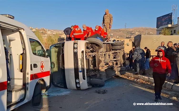 اصطدام فان على أوتوستراد زحلة بحافلة مخصّصة لنقل الطلاب ما أدّى إلى إصابة عشرات التلاميذ