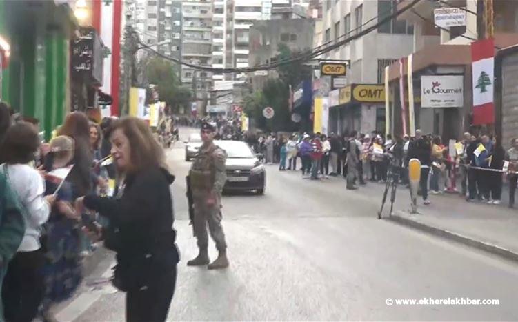 المواطنون يتوافدون باكراً إلى جلّ الديب وبقنايا بانتظار مرور موكب البابا لاوون