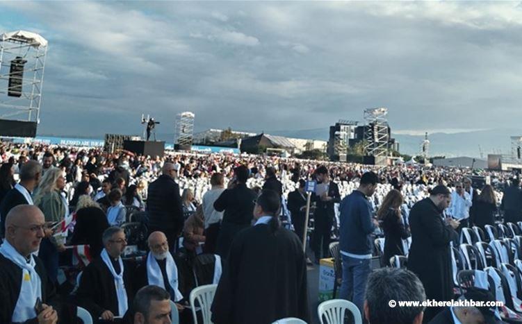 حشود تتقاطر إلى الواجهة البحرية في بيروت للمشاركة في القداس الإلهي للبابا