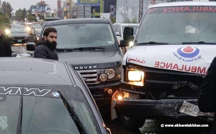 حادث سير بين 4 سيارات من بينها سيارة إسعاف