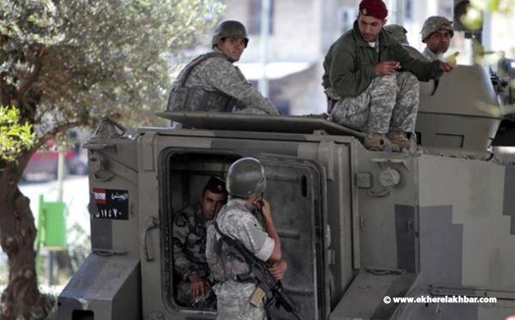 الجيش: توقيف 4 مواطنين وضبط كمية كبيرة من الأسلحة والذخائر الحربية