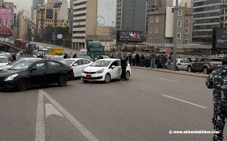 قطع عدد من سائقي سيارات الأجرة الطريق عند جسر الرينغ احتجاجًا على زيادة سعر صفيحة البنزين