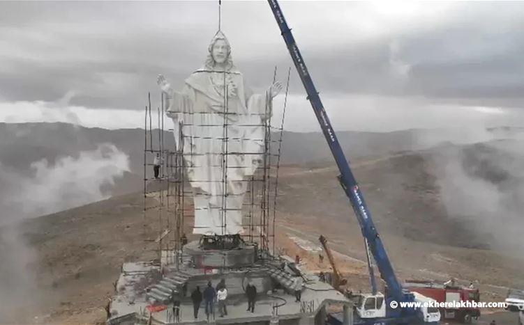 رفع تمثال يسوع الفادي في بلدة القاع على جبل الصليب