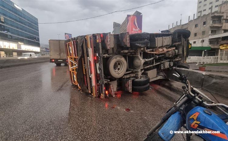 إنقلاب "بيك آب" على جسر الدورة باتجاه نهر الموت