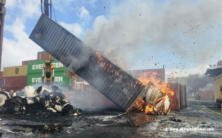 بالصور: النيران لا تزال مندلعة بمجمع للحاويات في ميناء حيفا.. وخسائر مالية بالملايين