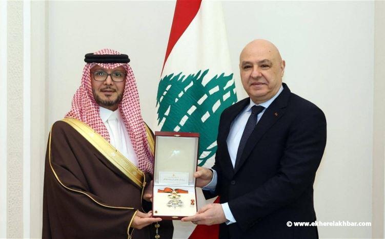 الرئيس عون يُقلّد البخاري وسام الأرز الوطني