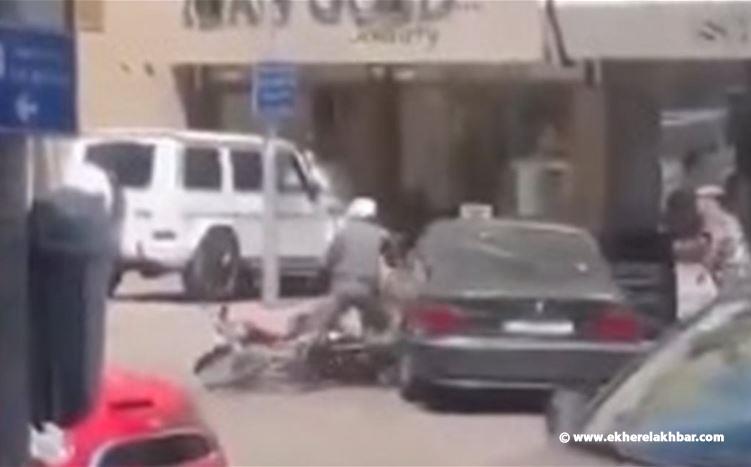 بالفيديو... مُحاولة دهس شرطيّ وإطلاق نار في الزلقا