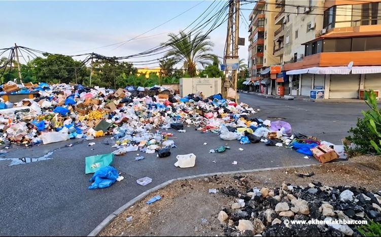 إقفال طريق القياعة في صيدا بمستوعبات وأكياس النفايات المتراكمة