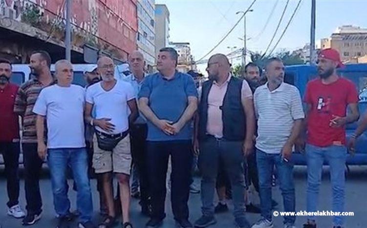 قطع طرقات في طرابلس احتجاجاً على ارتفاع أسعار المحروقات