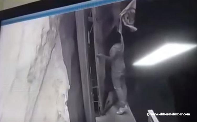 بالفيديو: هذا هو المعتدي على مكتب التيار في بعبدات