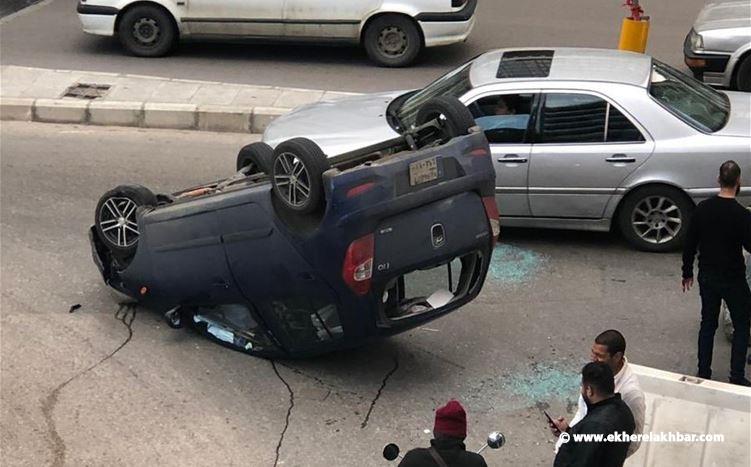 التحكم المروري: جريح نتيجة إنقلاب سيارة في وسط بيروت