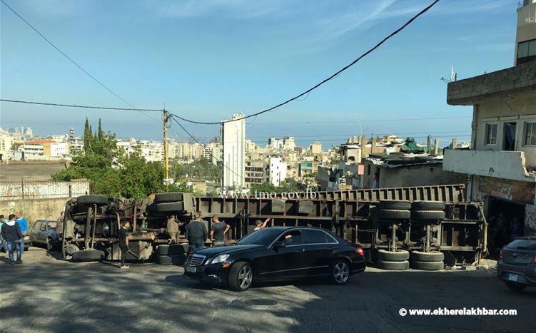 انقلاب شاحنة على طريق عام الجديدة باتجاه الرويسات