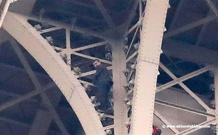 رجل يتسلق برج إيفل.. والشرطة تغلقه إلى أجل غير مسمى