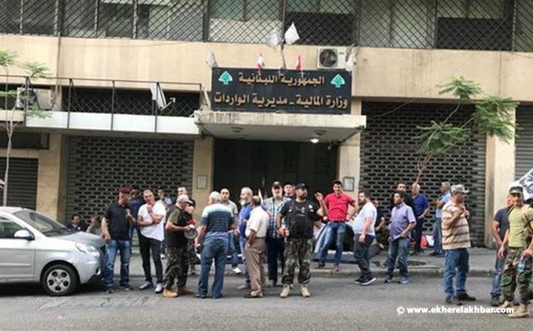 اعتصام العسكريين المتقاعدين مستمر ومبنى الواردات ما زال مقفلا