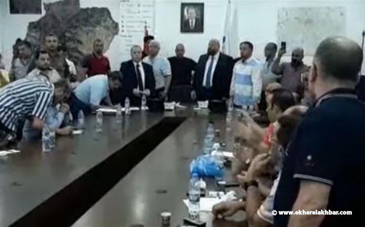 بالفيديو: اشكال وتضارب بالأيدي بين أعضاء المجلس البلدي في طرابلس