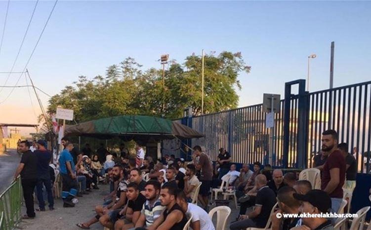 إستمرار الإعتصام أمام معمل دير عمار وإغلاق أبوابه