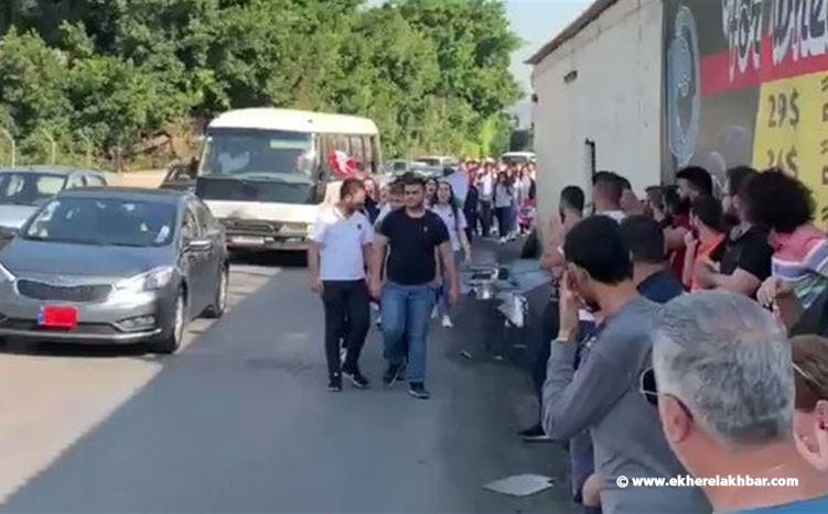 وصول مجموعة من التلامذة وإنضمامهم للمتظاهرين أمام معمل الزوق