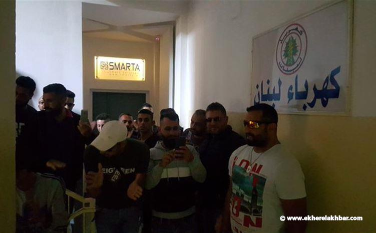 محتجون في طرابلس يعتصمون امام مكاتب كهرباء لبنان